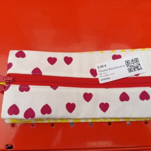 Trousse Blanche et cœurs rouges