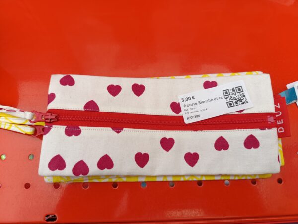 Trousse Blanche et cœurs rouges
