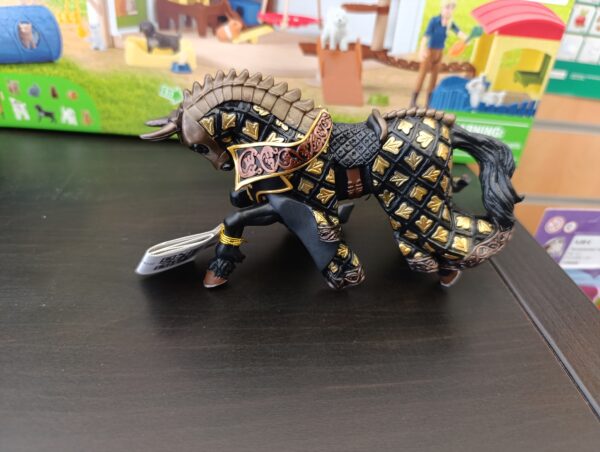 Cheval de guerre noir