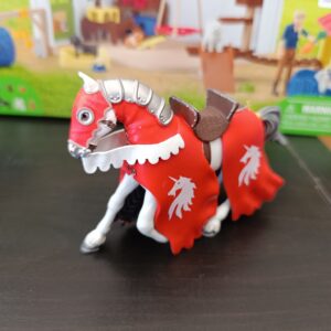 Cheval de guerre rouge