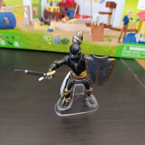 Chevalier noir avec épée et bouclier