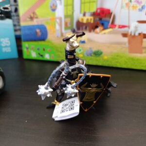 Chevalier noir avec masse d'arme et bouclier
